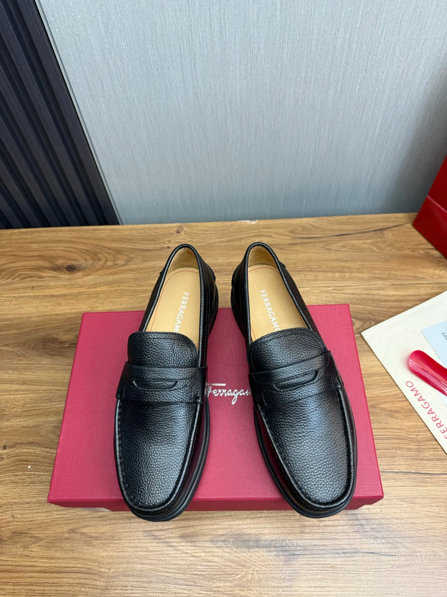 Men's shoes 💰800💰 Ferragamo. [Ferragamo] Men's Loaf leather shoes, the latest hot style, 1:1 original purchase quality, top quality, imported open-edge beaded cowhide leather on the upper, hand-made three-dimensional stitching highlights the round toe design, the inner feet are made of imported cowhide, with original wear-resistant rubber outsole, matching code 39-44, (38, 45 custom-made, non-refundable)